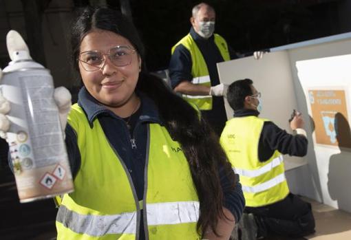 Claudia, peona de la UDC de Salamanca, borra los grafitis de una pasarela de Doctor Esquerdo y pinta los logos de los Objetivos de Desarrollo Sostenible