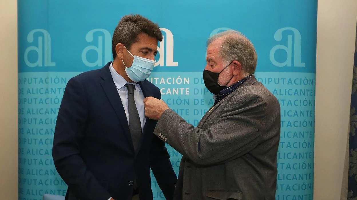 Carlos Mazón recibe un pin tras comunicarle que Fecuas le reconoce como Andaluz del Año