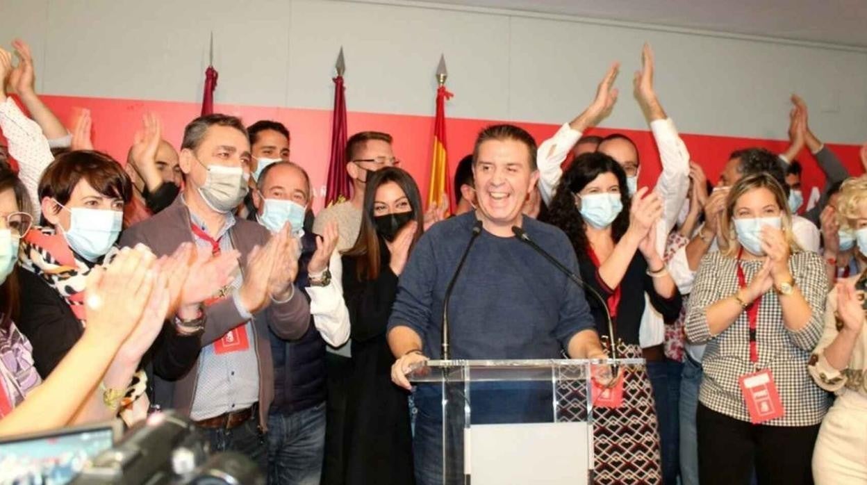 Santiago Cabañero este domingo junto a militantes y representantes del PSOE en la provincia