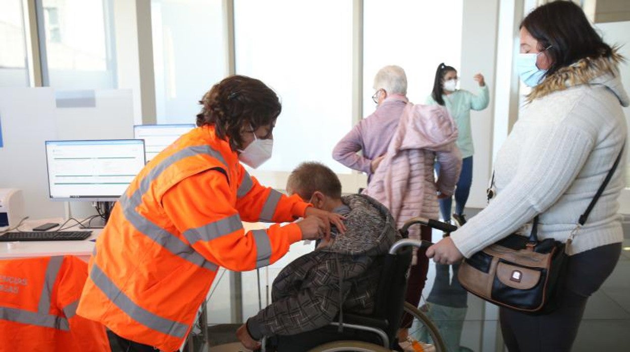 Vacunación de la tercera dosis a los ancianos, este lunes en Santiago de Compostela