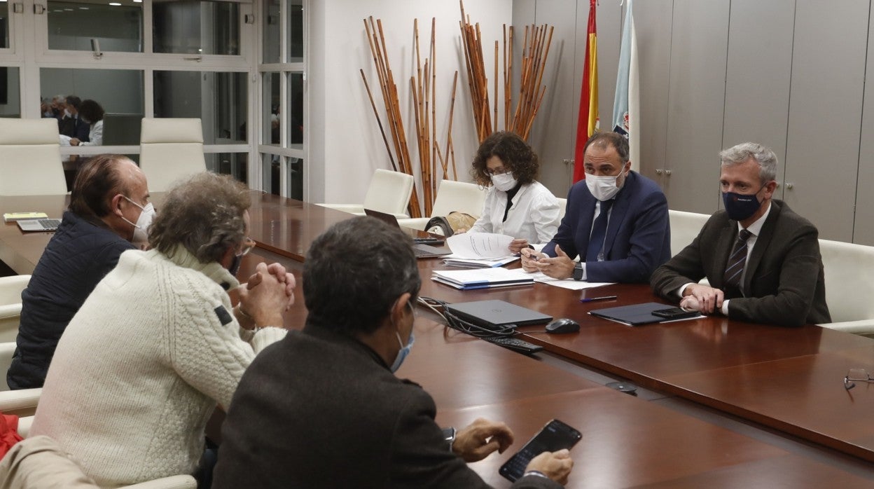 Los dos conselleiros reunidos este lunes con representantes del sector hostelero