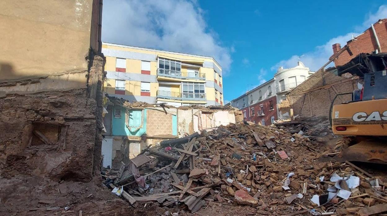 Restos de la demolición de un edificio en León.