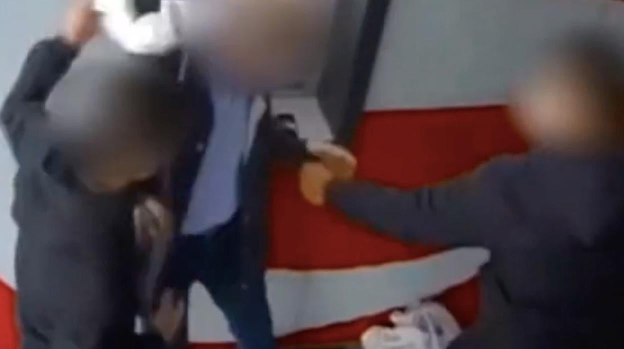 Dos miembros de la banda, en pleno atraco