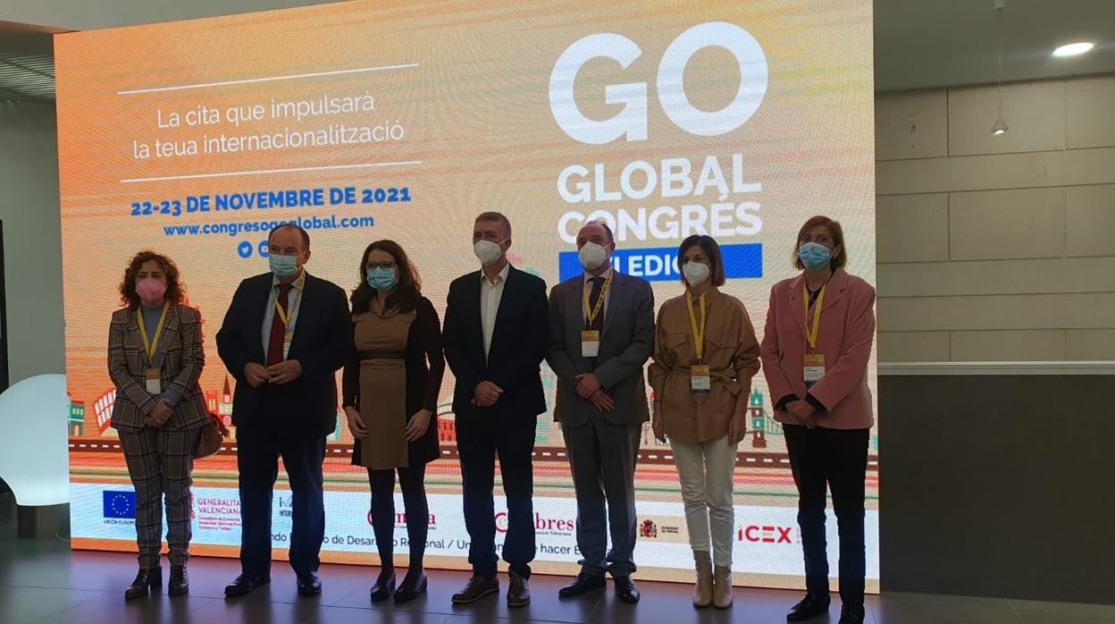 Imagen de la inauguración del VI Congreso Go Global, en la que figuran (de izquierda a derecha) Julia Company, directora general de IVACE; José Vicente Morata, presidente del Consejo de Cámaras Comunitat Valenciana; Mónica Oltra, vicepresidenta de la Generalitat Valenciana; Rafael Climent, conseller de Economía; Javier Serra, director general de Cooperación Institucional y Coordinación de ICEX; María Dolores Parra, directora general de Internacionalización de IVACE y Cristina Martínez, delegada territorial ICEX España