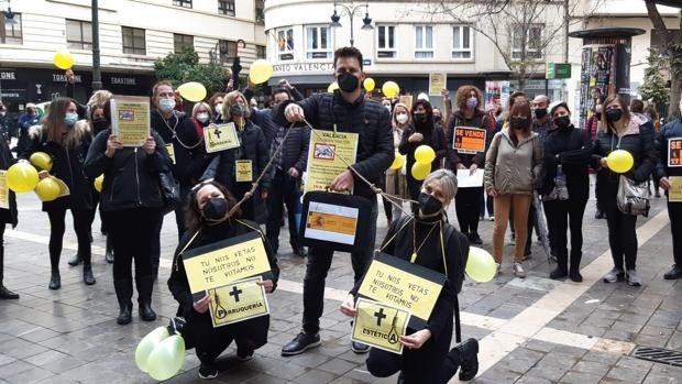 Las peluquerías y centros de estética se suman a las protestas contra el Gobierno del PSOE y Podemos