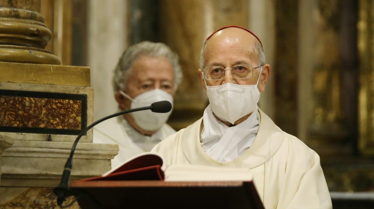 El cardenal arzobispo Ricardo Blázquez, oficia una misa en la Chiesa Nuova