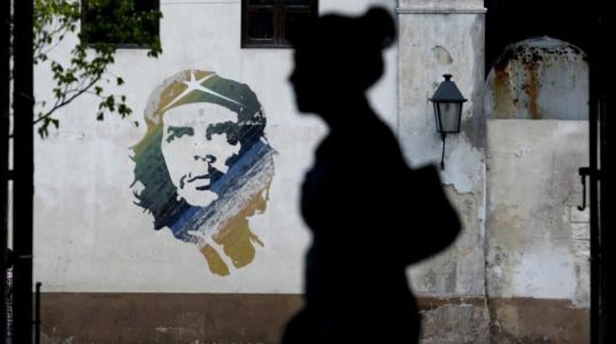 Imagen del Che Guevara en una calle de La Habana. La dictadura comunista cubana lleva décadas explotando la imagen del guerrillero