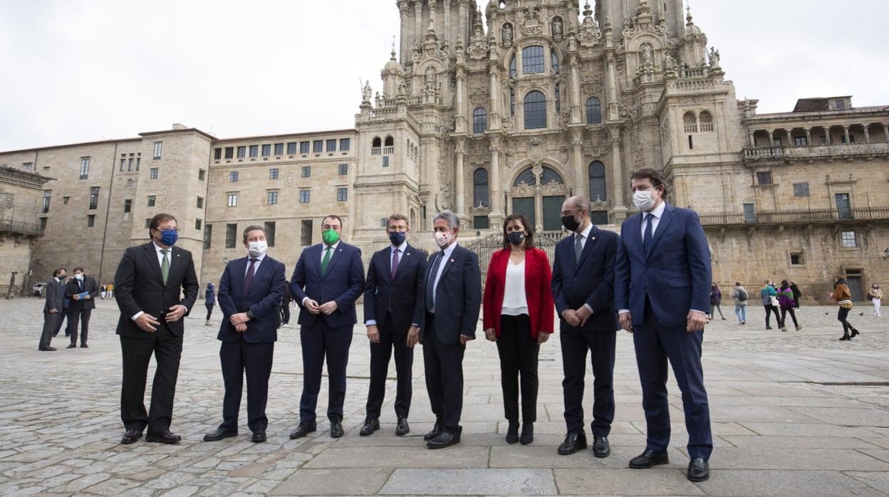 Fernández Mañueco, junto al resto de presidentes reunidos, frente a la Catedral de Santiago