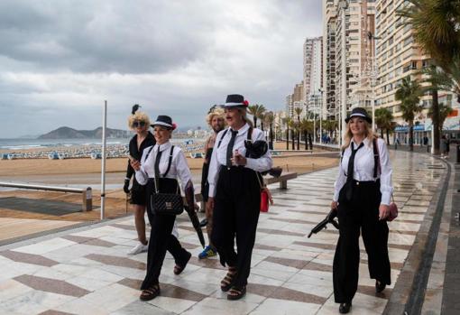 Turistas británicos celebrando la «Funcy dress party» hace unos días en Benidorm