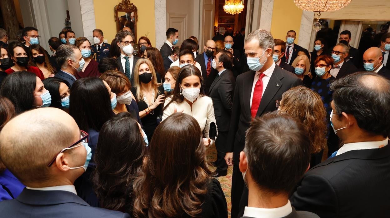 Los Reyes mantuvieron un encuentro con una representación de los más de 12.500 españoles que residen en Suecia y desempeñan muy diversas profesiones, se forman e investigan en el país