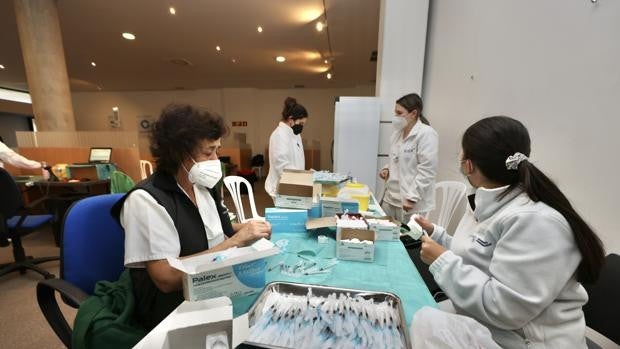 Los positivos y los hospitalizados se disparan a un mes de la Navidad