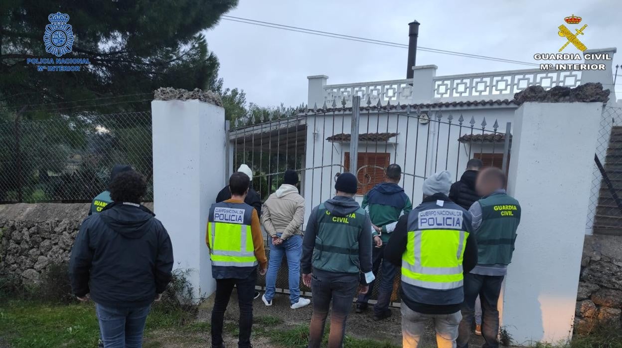 La Policía Nacional y la Guardia Civil ha detenido a otros cinco marroquíes fugados del 'avión patera'