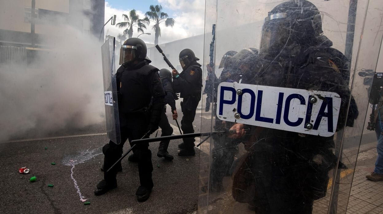 Policías en una de las manifestaciones del metal en Cádiz
