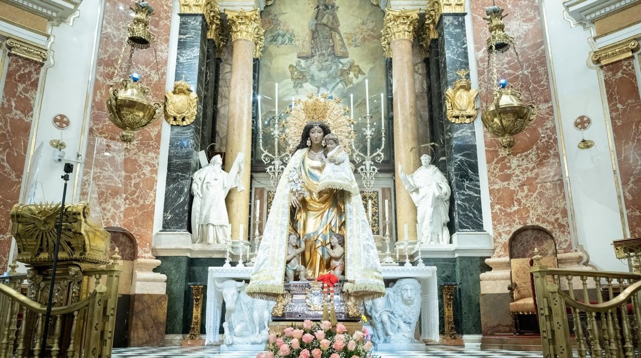 Imagen de la Virgen de los Desamparados durante el Besamanos celebrado en la Basílica de Valencia