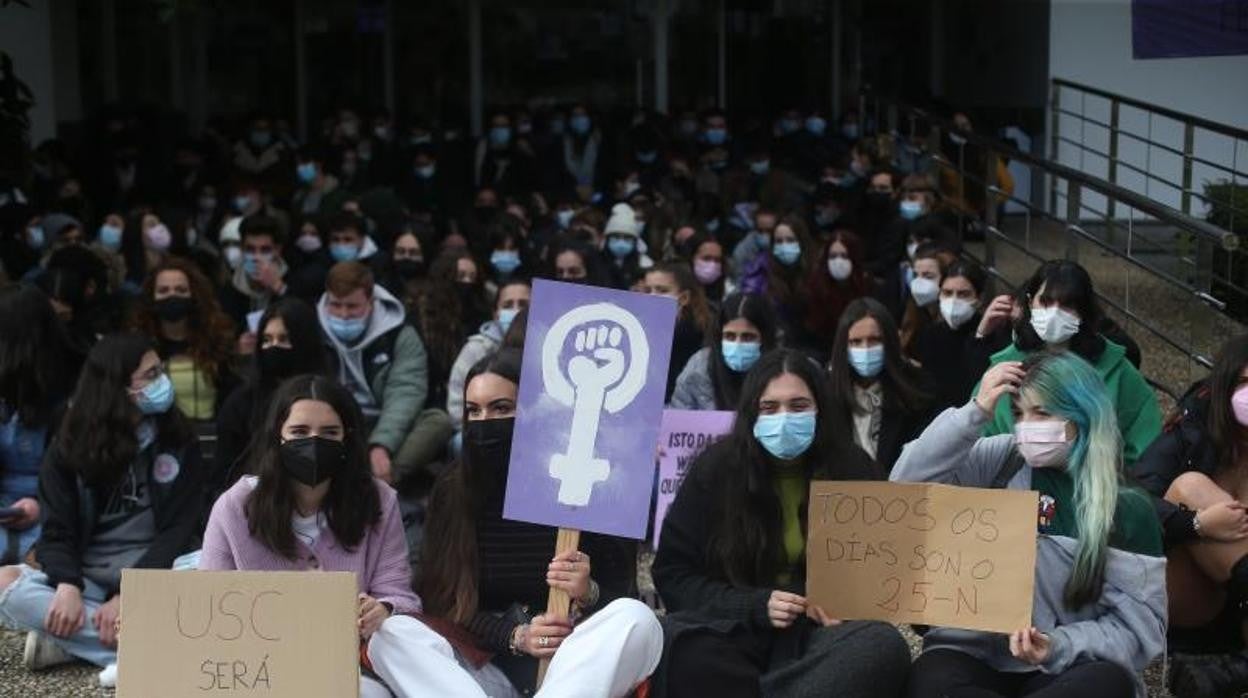 Estudiantes de la USC se concentran frente a Ciencias Políticas