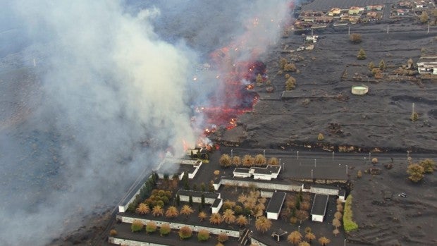 La lava devora el cementerio de Las Manchas