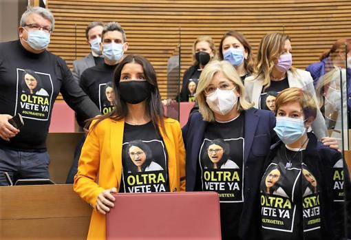 Imagen de diputados de Ciudadanos con camisetas contra la gestión de Mónica Oltra