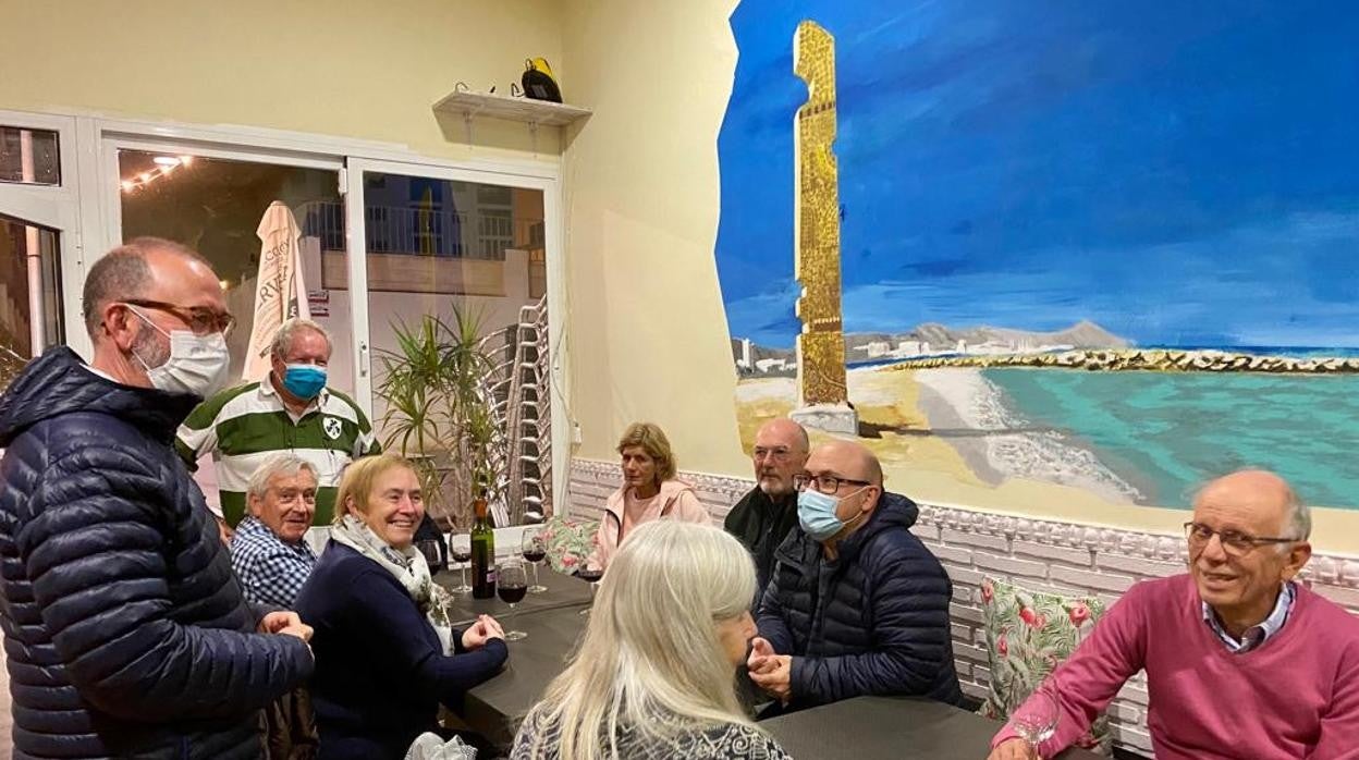 Residentes en El Campello de origen escocés en un encuentro para organizar su fiesta «Burns night»