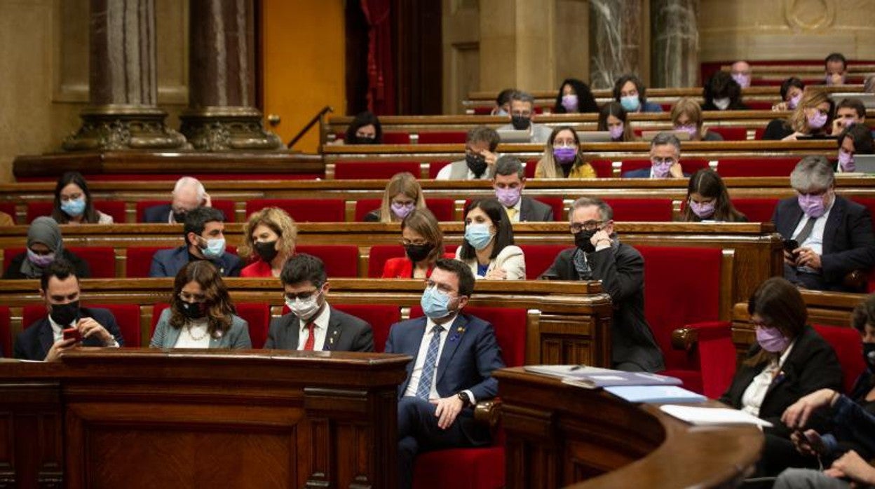 Pleno en el Parlament sobre presupuestos tras el acuerdo de Govern y comuns