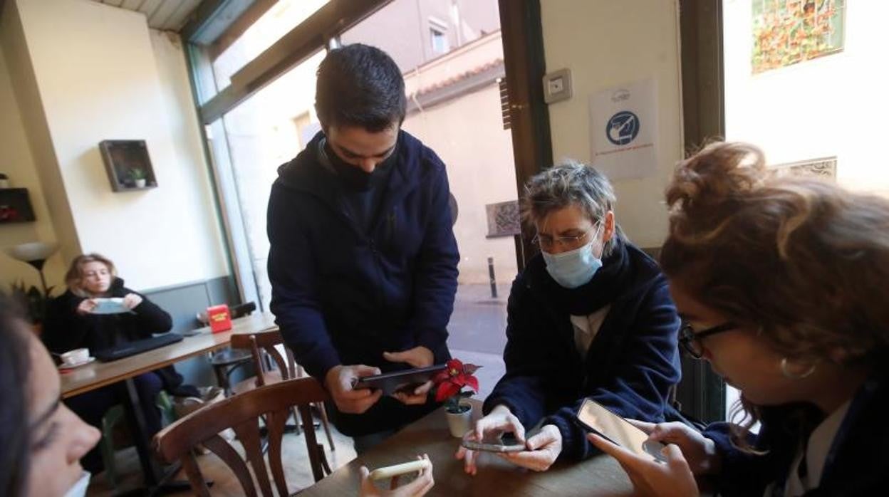 Un camarero pidiendo los certificados Covid en Barcelona