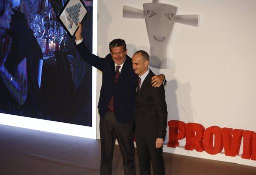 Imagen del director de ABC, Julián Quirós, junto al director de Las Provincias, Jesús Trelis