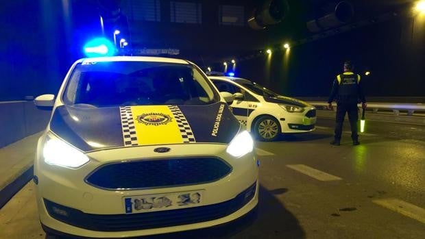 Un hombre ebrio provoca la muerte de un joven motorista al cruzar mal la calle en Valencia