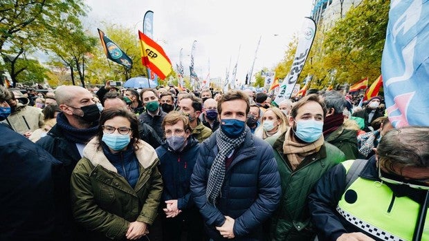 Ayuso evita la foto de la unidad con Casado y Almeida