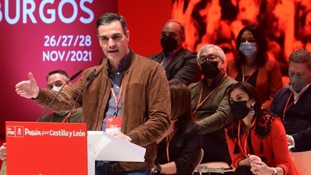 Sánchez presume de que «podemos abrazarnos un año después»