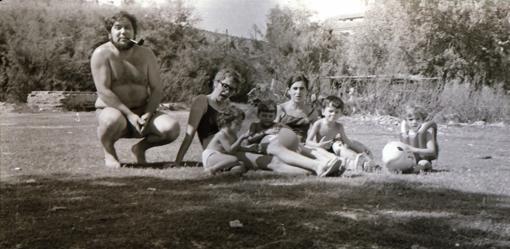 El pintor Tomás Peces con su mujer, Ana, y su familia