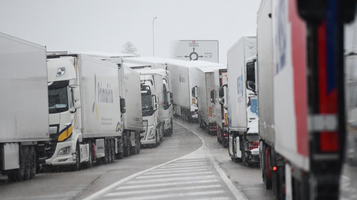 Camiones embolsados en la N1 a su paso por Burgos