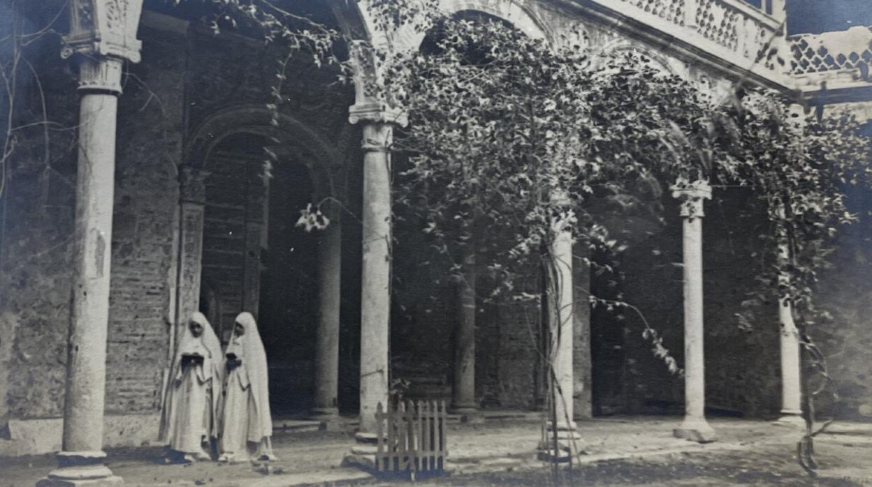 Escena «conventual» preparada en el patio principal del Hospital de Santa Cruz. Adolfo Landecho (1914)
