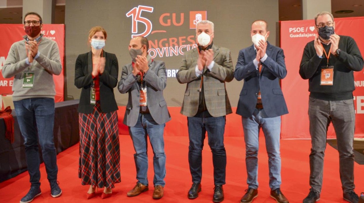 Pablo Bellido (tercero por la izquierda), este domingo en el Congreso provincial