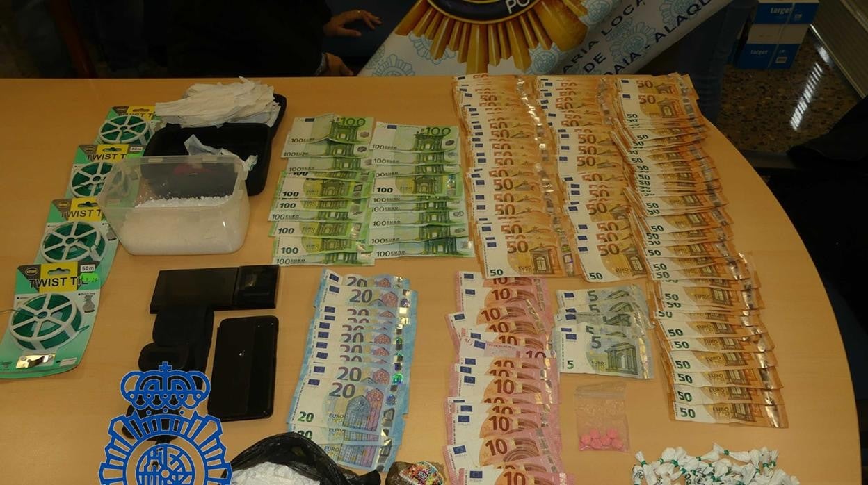 Imagen del material y el dinero en efectivo incuatado por la Policía Nacional en cuatro operaciones contra el menudeo de droga en Valencia