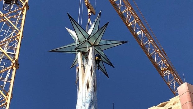 La estrella luminosa de la Sagrada Familia ya corona la torre de María a 138 metros de altura