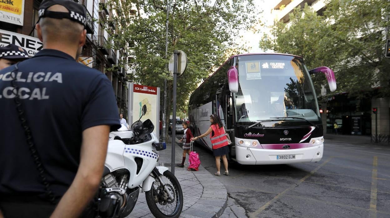 Foto de archivo de un autobús de transporte escolar