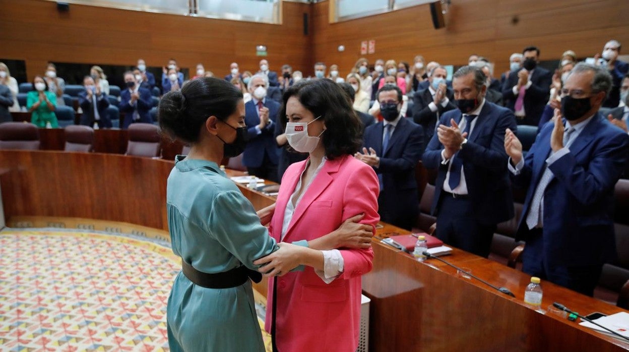 La portavoz de Vox, Rocío Monasterio, felicita a Isabel Díaz Ayuso, el día de su investidura como presidenta de la Comunidad en la Asamblea regional
