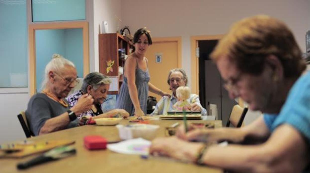 Las ayudas para personas dependientes pueden pedirse desde este miércoles en Castilla-La Mancha