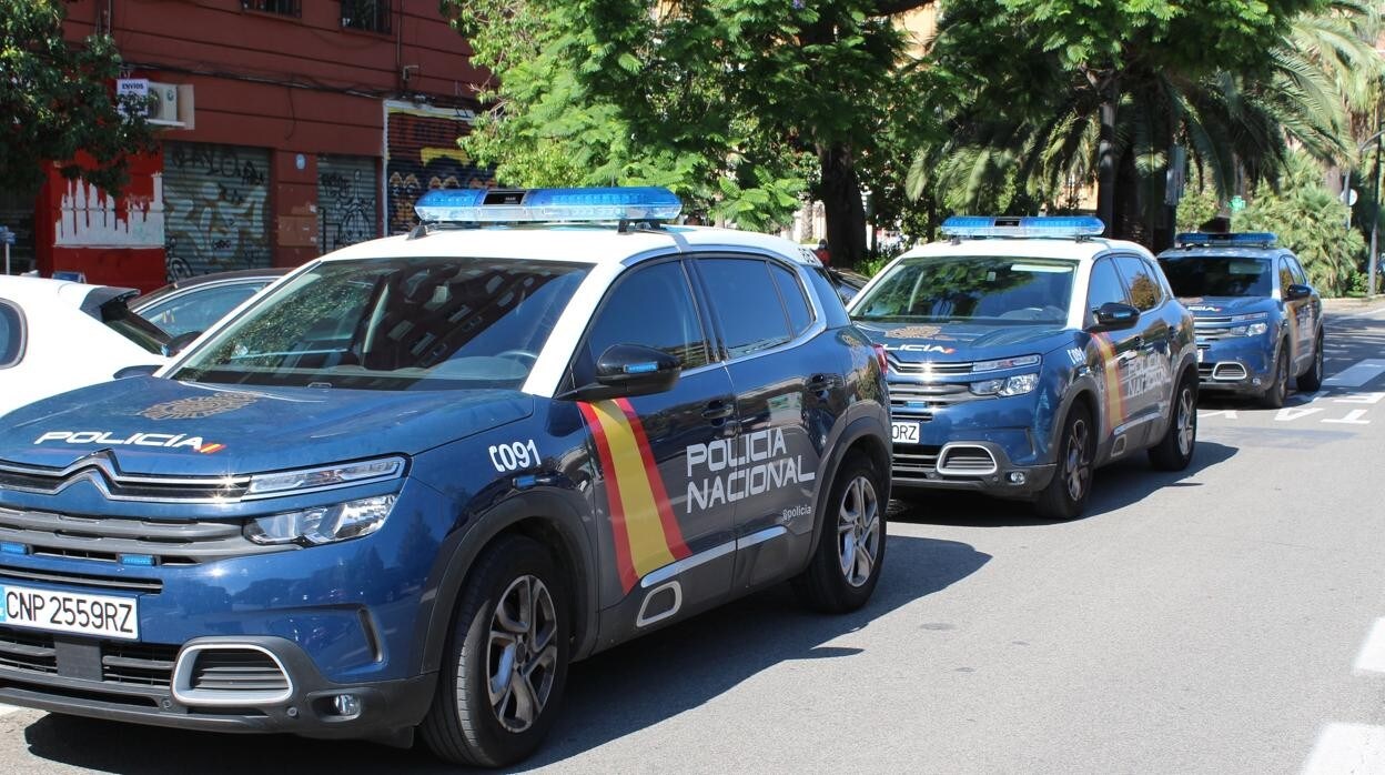 Imagen de recurso de varios coches patrullas de la Policía Nacional en Valencia