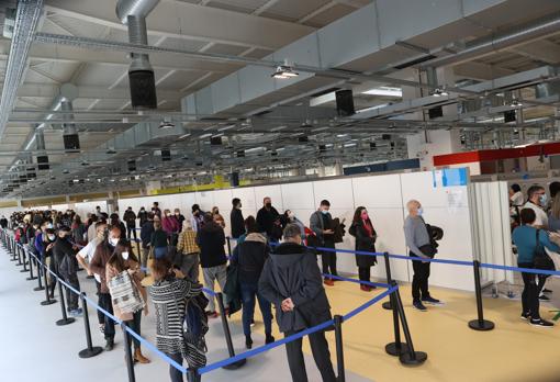 Fila para la vacunación en el Hospital Zendal