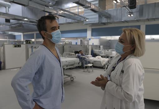 María Dolores Aguilera, psicóloga, conversa con un paciente en el hospital