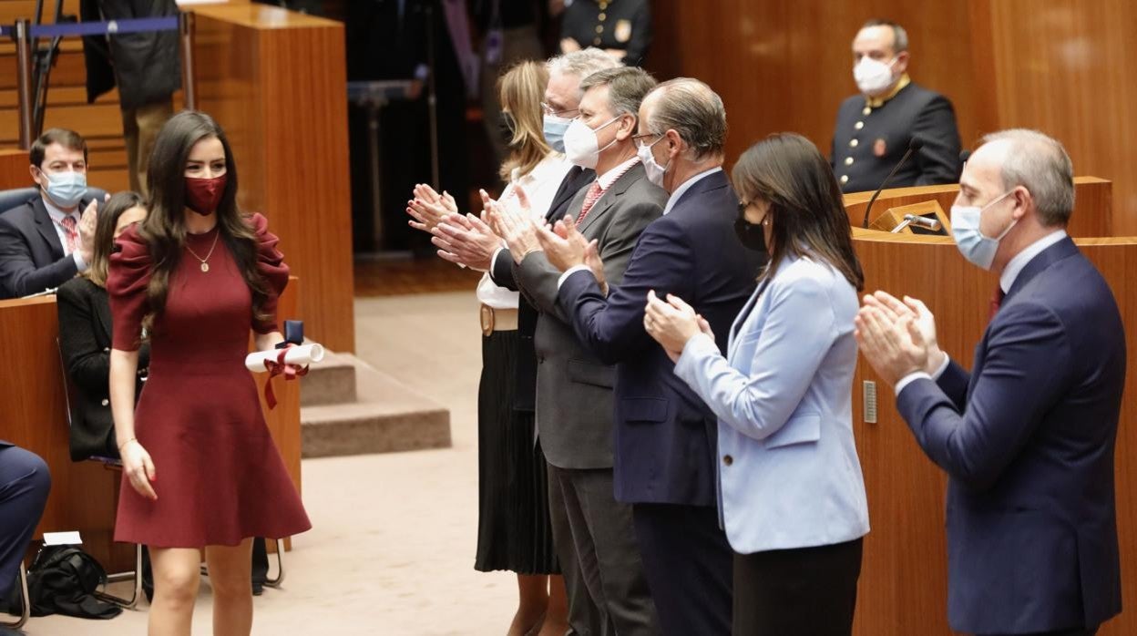 Ana Gutiérrez García, hija del médico Antonio Gutiérrez González, aplaudida tras su intervención en las Cortes