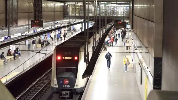 La Generalitat suprime el castellano en todas las paradas del Metro de Valencia y elimina la del Rey Juan Carlos