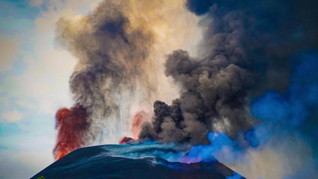 Las coladas emiten casi tantos gases tóxicos como el penacho eruptivo