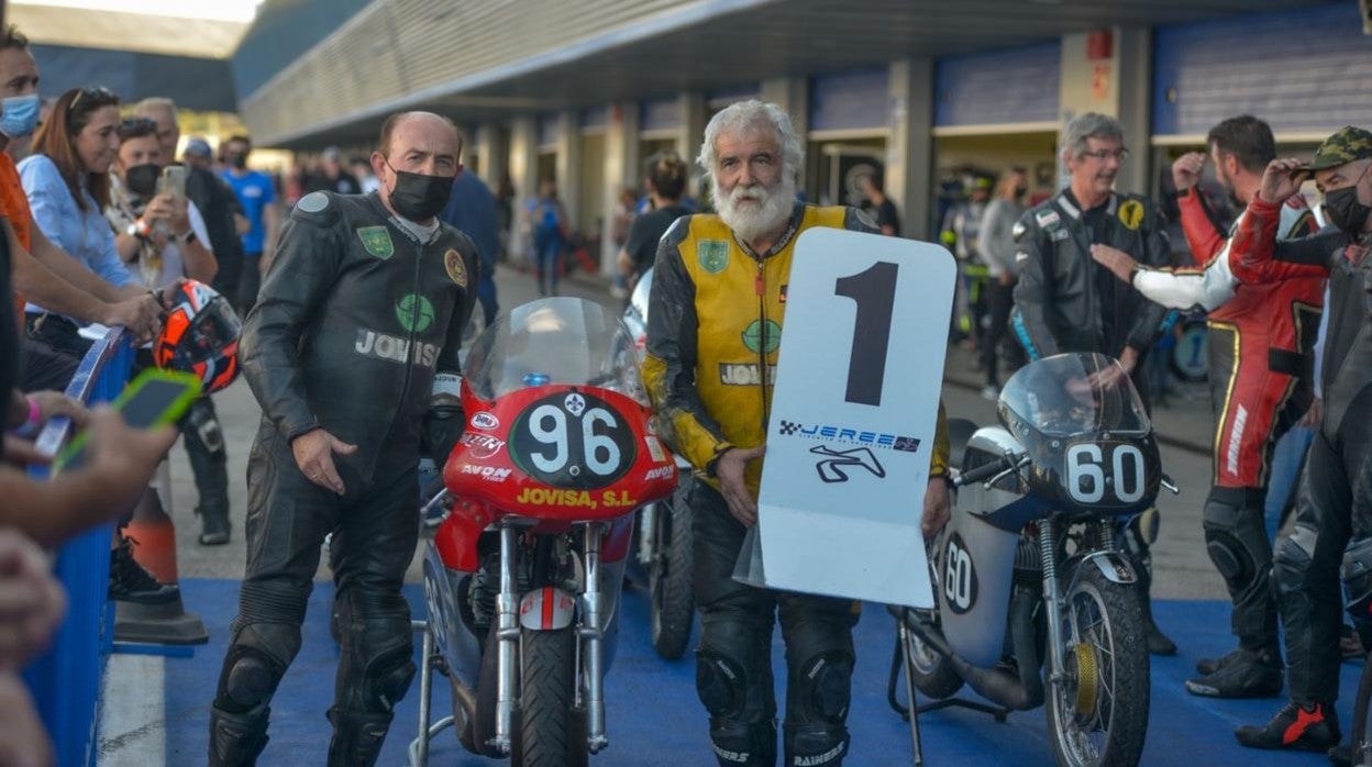 Joaquín Orts celebra su victoria tras una carrera de motos clásicas