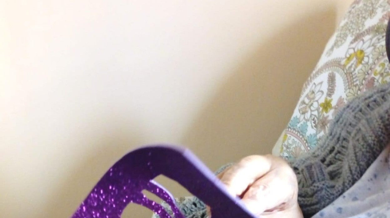 Una de las usuarias prepara la decoración navideña de su casa de acogida temporal