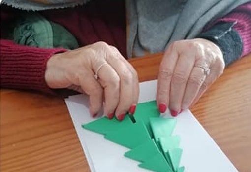 Una de las usuarias prepara la decoración navideña de su casa de acogida temporal