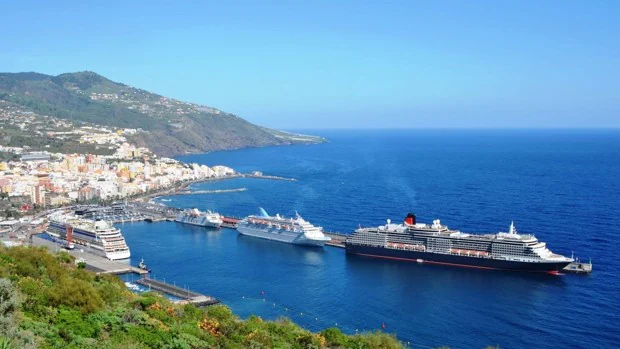 Cuatro navieras de cruceros cancelan su escala en La Palma a causa del volcán