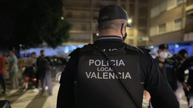 Multa a un local de ocio en Valencia con más de 150 clientes que bailaban sin mascarilla