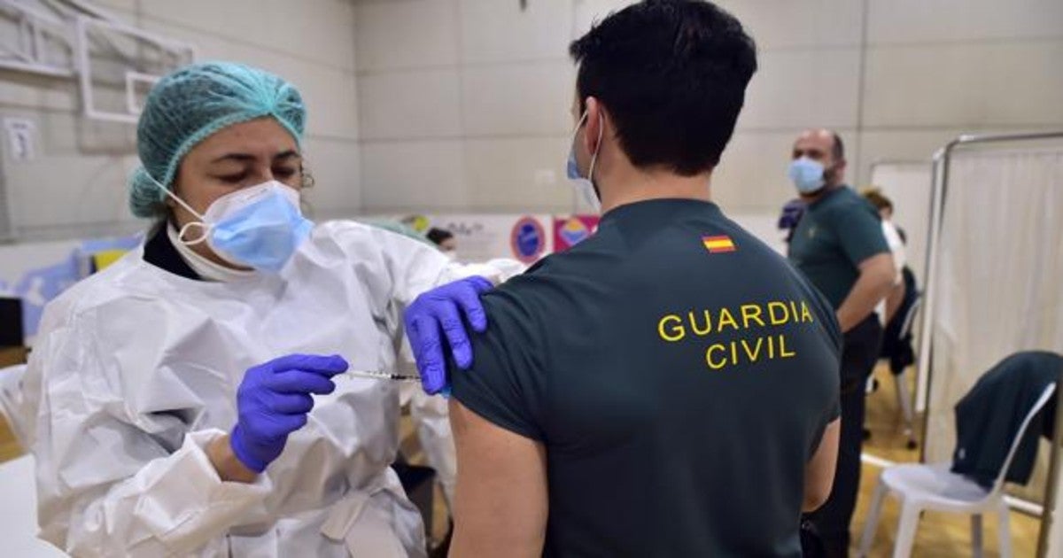 Un agente de la Guardia Civil, durante la vacunación