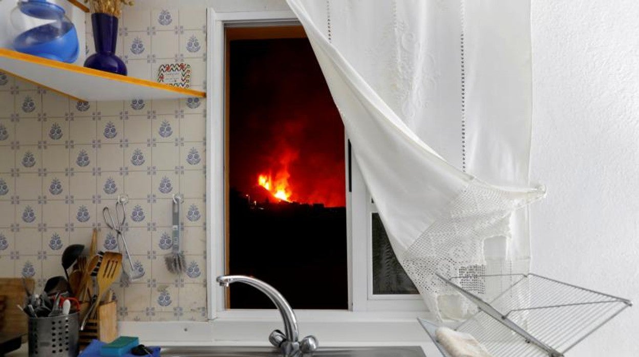 Vistas del volcán en erupción desde la cocina de una vivienda